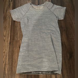 EUC, size 4 striped Lulu lemon swiftly short sleeve top!